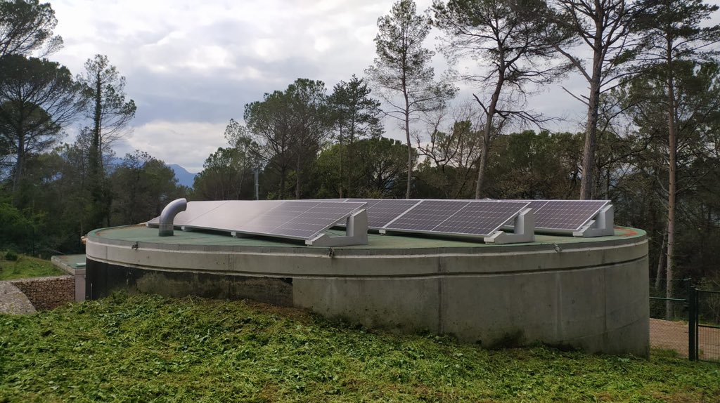 Projecte executat a Sant Miquel de Campmajor; sistema fotovoltaic sobre estructura metàl·lica falcada sobre el dipòsit d’aigües