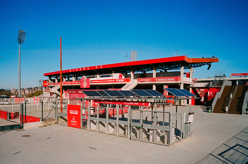 Instalación fotovoltaica en el Girona FC situada sobre las marquesinas de entrada al Estadio distribuida en dos cubiertas.