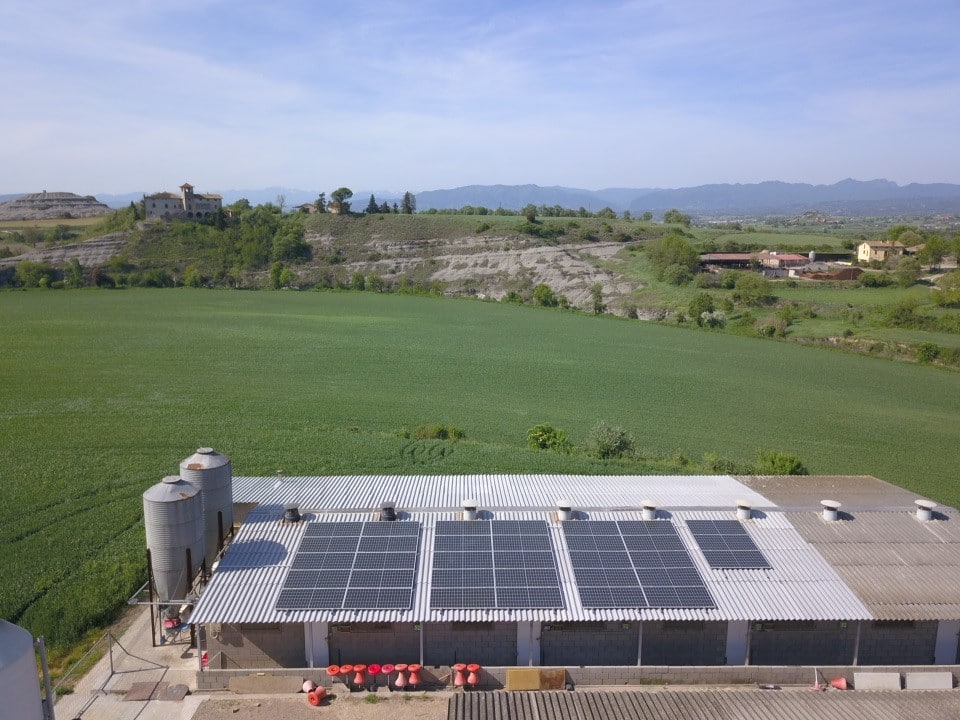 Projecte en ple funcionament a la Granja Gurb, consistent en una instal·lació fotovoltaica per autoconsum amb una potència de 15 kWp.