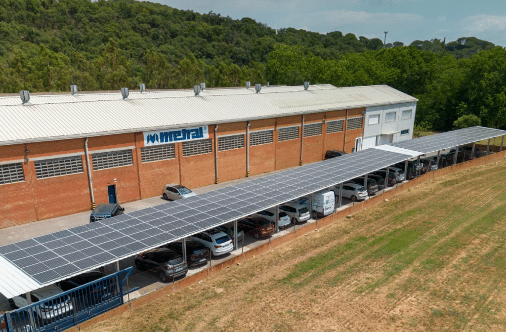 Metral, ha confiado en la empresa Fotovol instalando un sistema fotovoltaico de una potencia de 75 kWp, con 165 paneles fotovoltaicos.