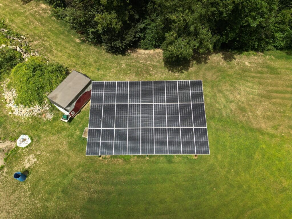 Projecte en funcionament a Sant Miquel de Campmajor, consistent en una instal·lació fotovoltaica per autoconsum amb una potència de 12 kWp.