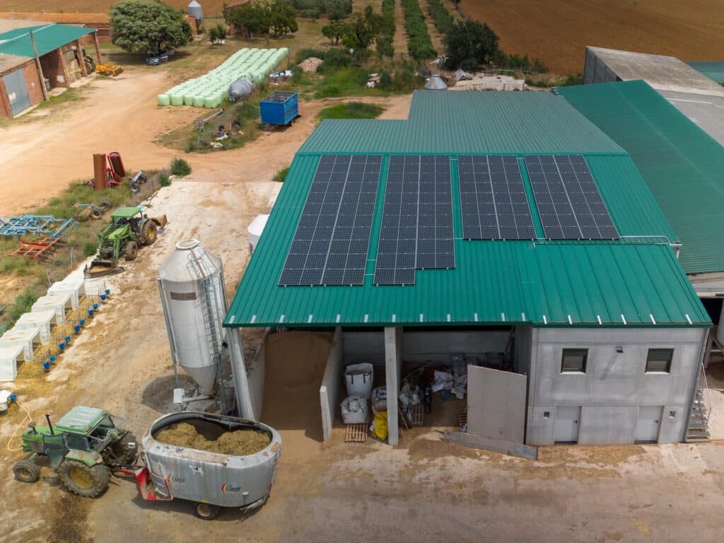 Instal·lació per autoconsum sobre coberta amb una potència de 32 kWp entregada a Granja Nogué, amb un estalvi anual de més de 10 tones de CO2.
