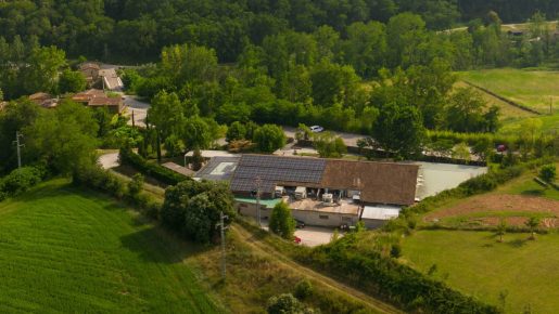 El Restaurante Ca l'Enric de la Vall de Bianya ha instalado un sistema fotovoltaico de una potencia de 80 kWp con la empresa Fotovol.