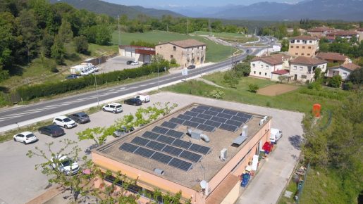 Instal·lació formada per 33 mòduls fotovoltaics categoria Tier 1, els quals generen un estalvi anual aproximat de 5 tones de CO2.