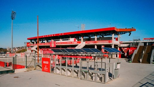 Instal·lació fotovoltaica al Girona FC a l’Estadi Montilivi situada sobre les marquesines d’entrada a l’Estadi distribuïda en dues cobertes.
